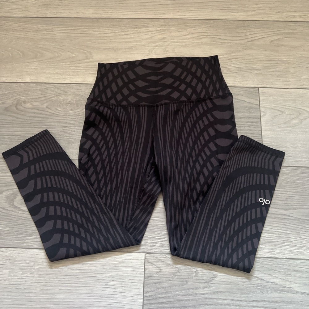 Alo Black Patterned Capri Leggings